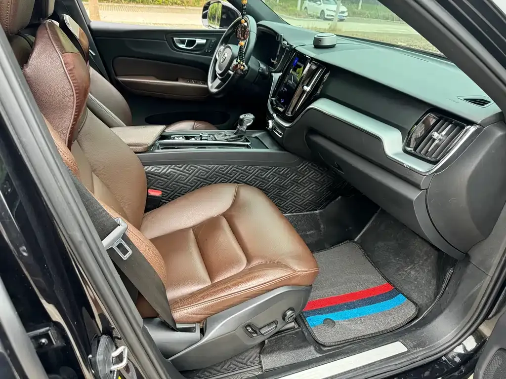Volvo XC60 — фото 10
