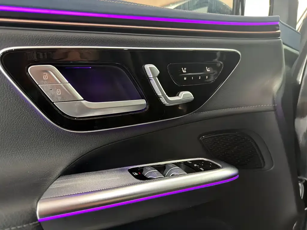 Mercedes-Benz EQE SUV — фото 7