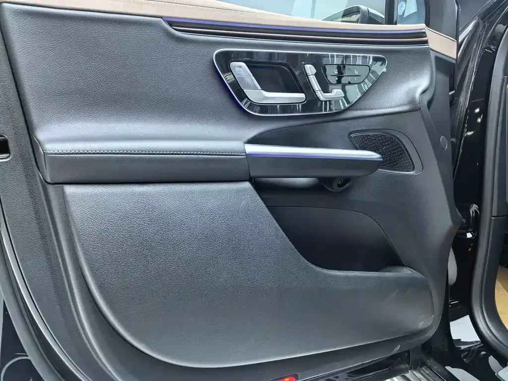 Mercedes-Benz EQE SUV — фото 9