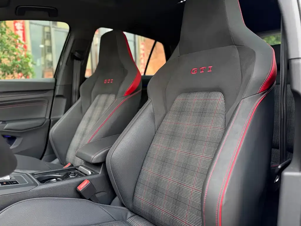 Volkswagen Golf GTI — фото 10