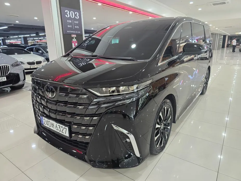 Toyota Alphard — фото 1