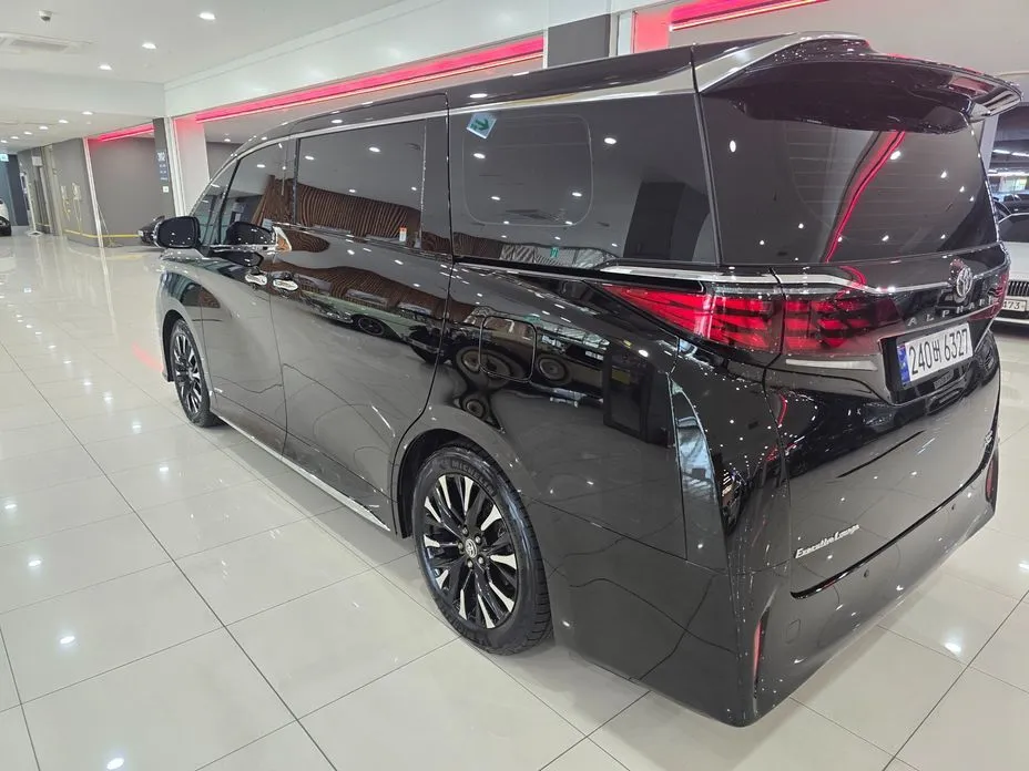Toyota Alphard — фото 9