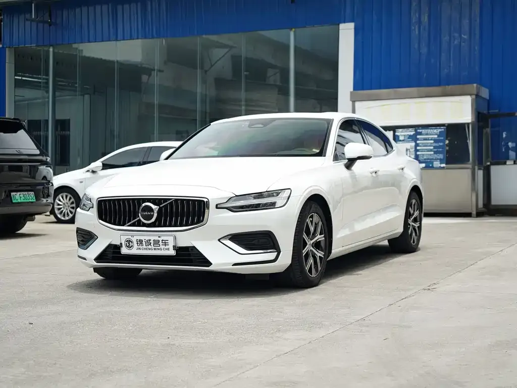 Volvo S60 — фото 1