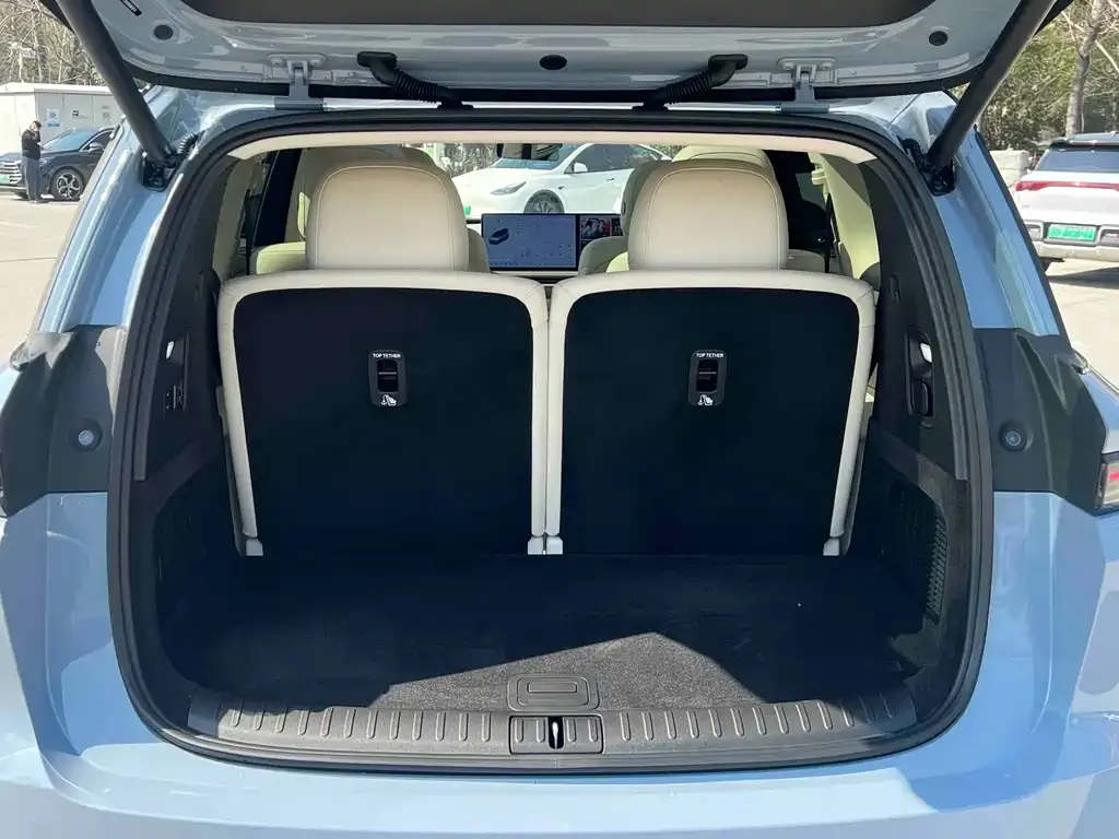 Li Auto i8 — фото 10