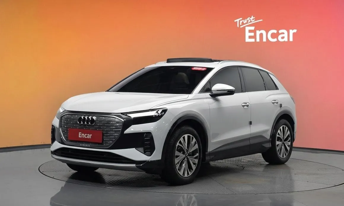 Audi Q4 e-tron — фото 1