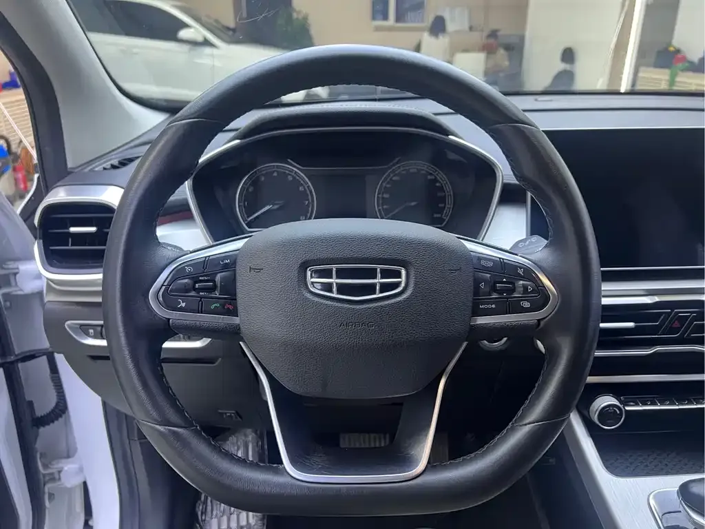 Geely Binyue — фото 10