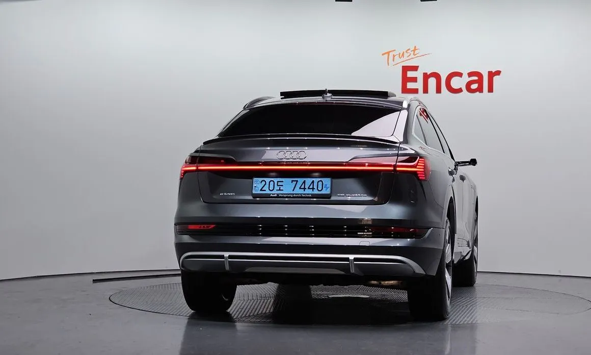 Audi e-tron — фото 5