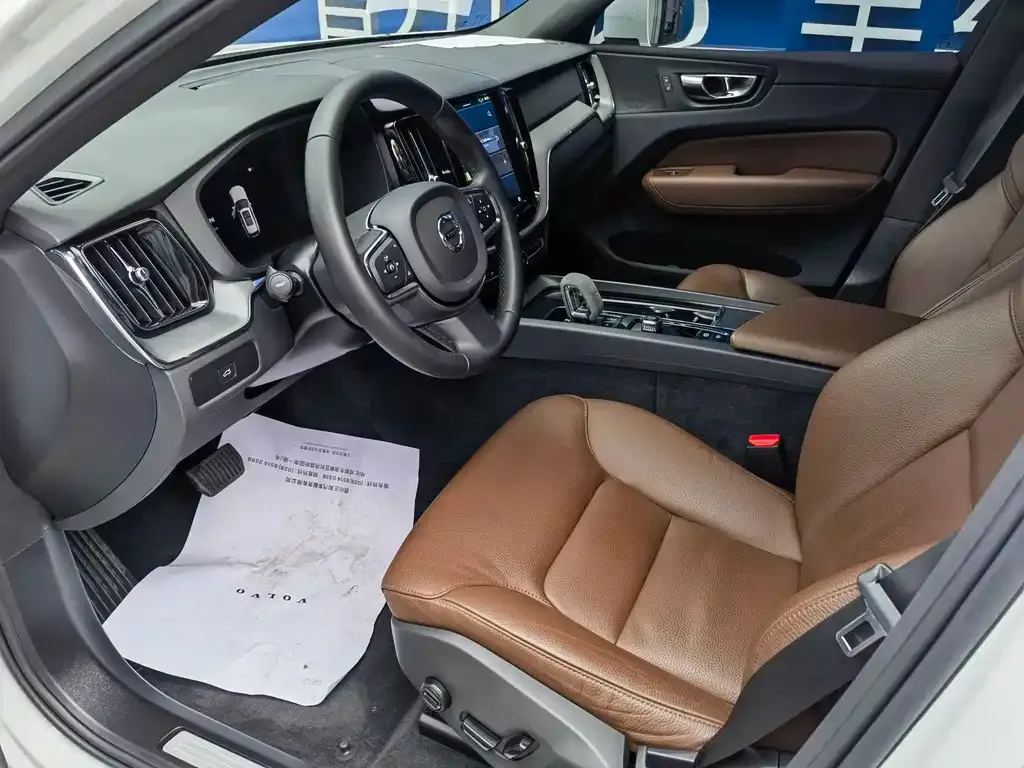 Volvo XC60 — фото 10