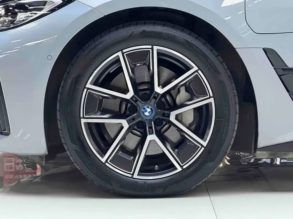 BMW i4 — фото 10