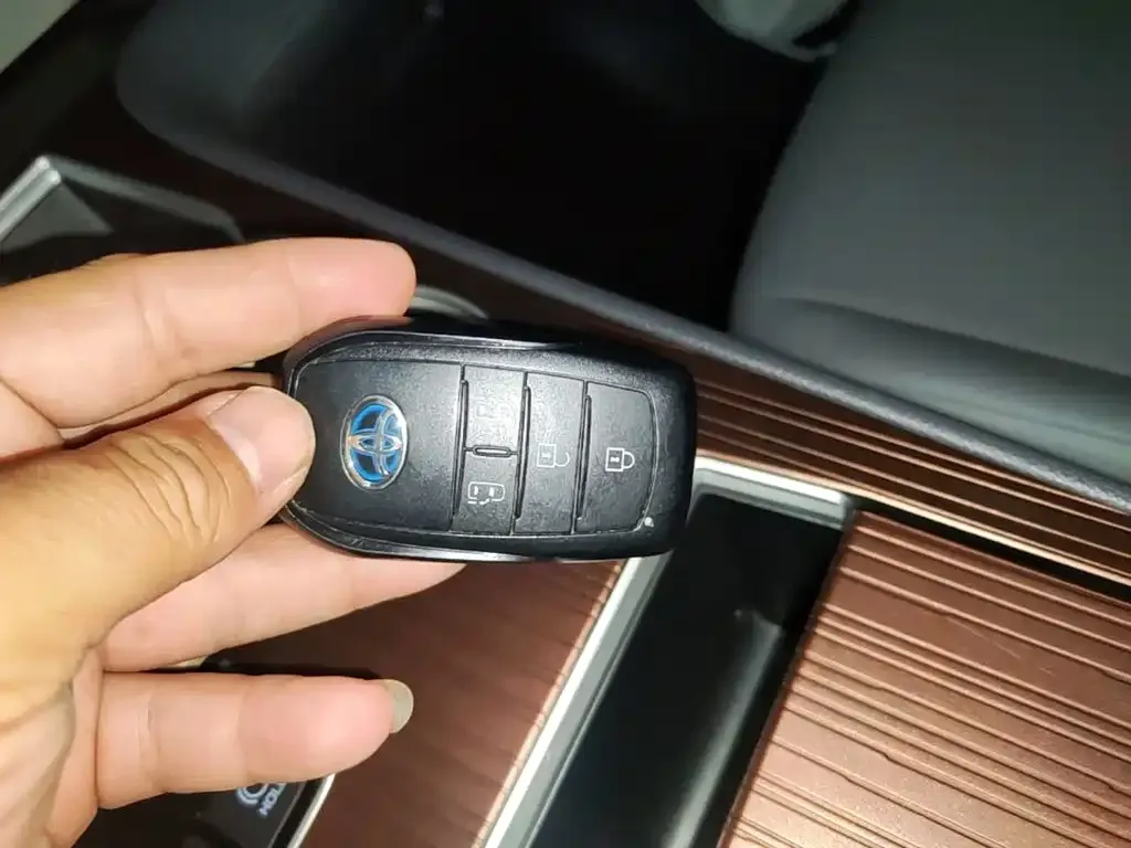 Toyota Granvia — фото 4