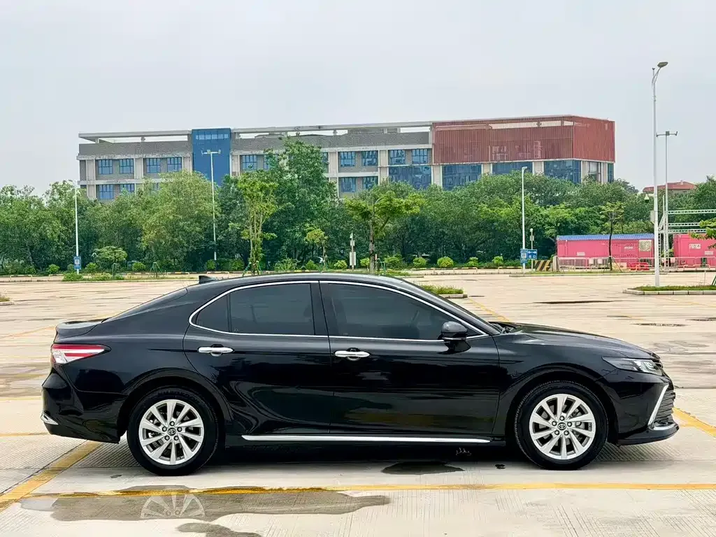 Toyota Camry — фото 9