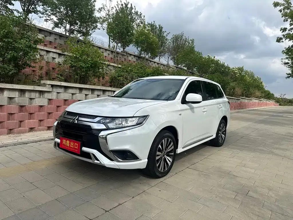 Mitsubishi Outlander — фото 1