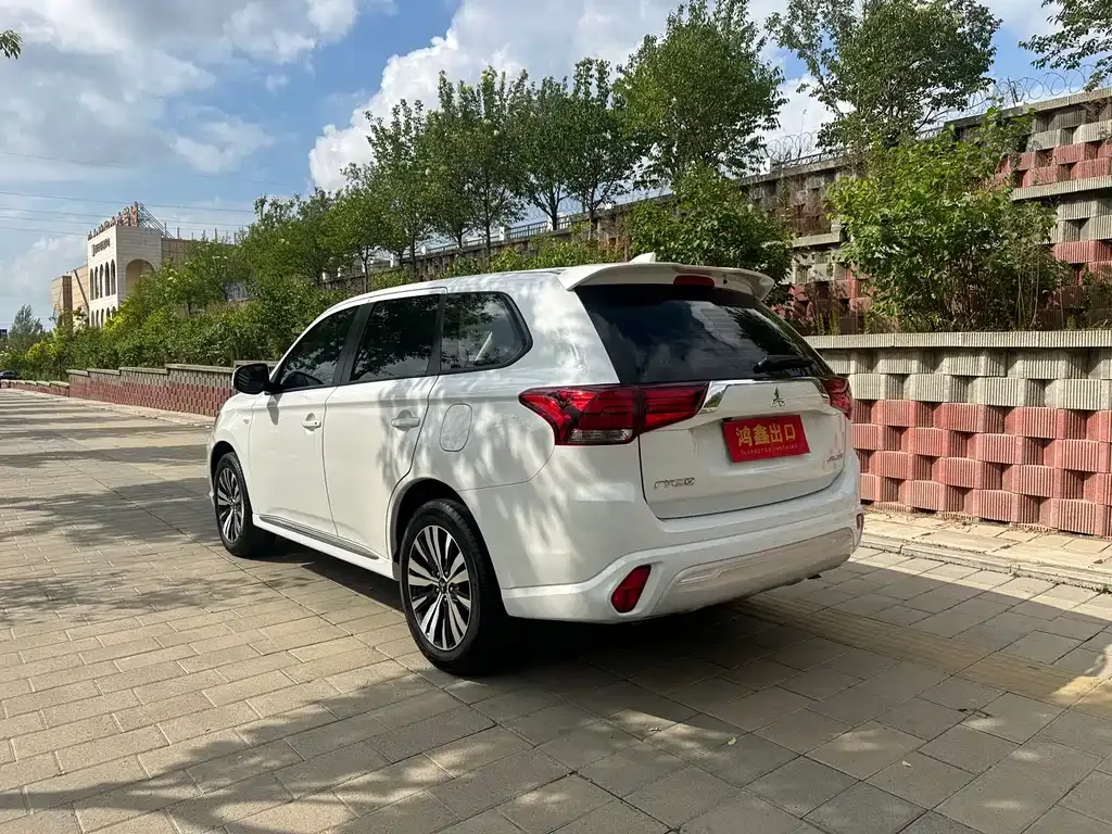 Mitsubishi Outlander — фото 7