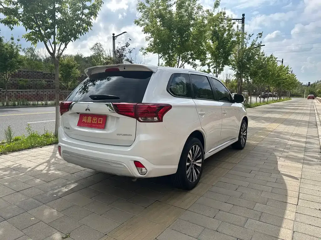 Mitsubishi Outlander — фото 10
