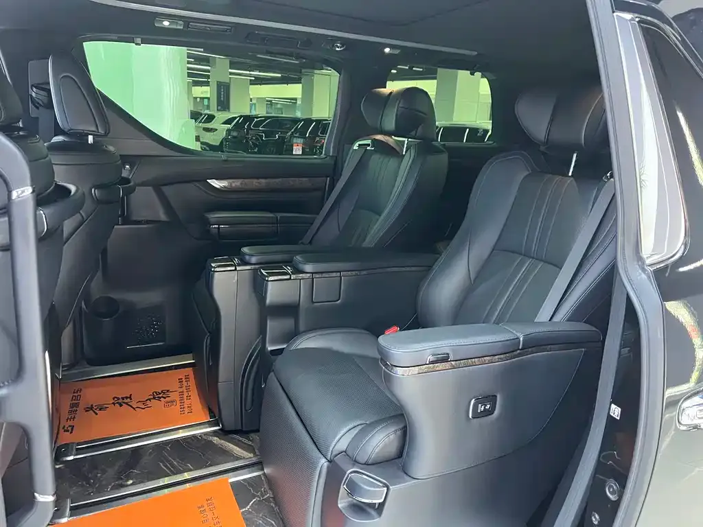Toyota Vellfire — фото 5