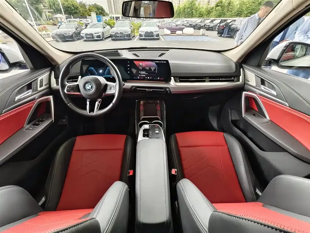 BMW iX1 — фото 9