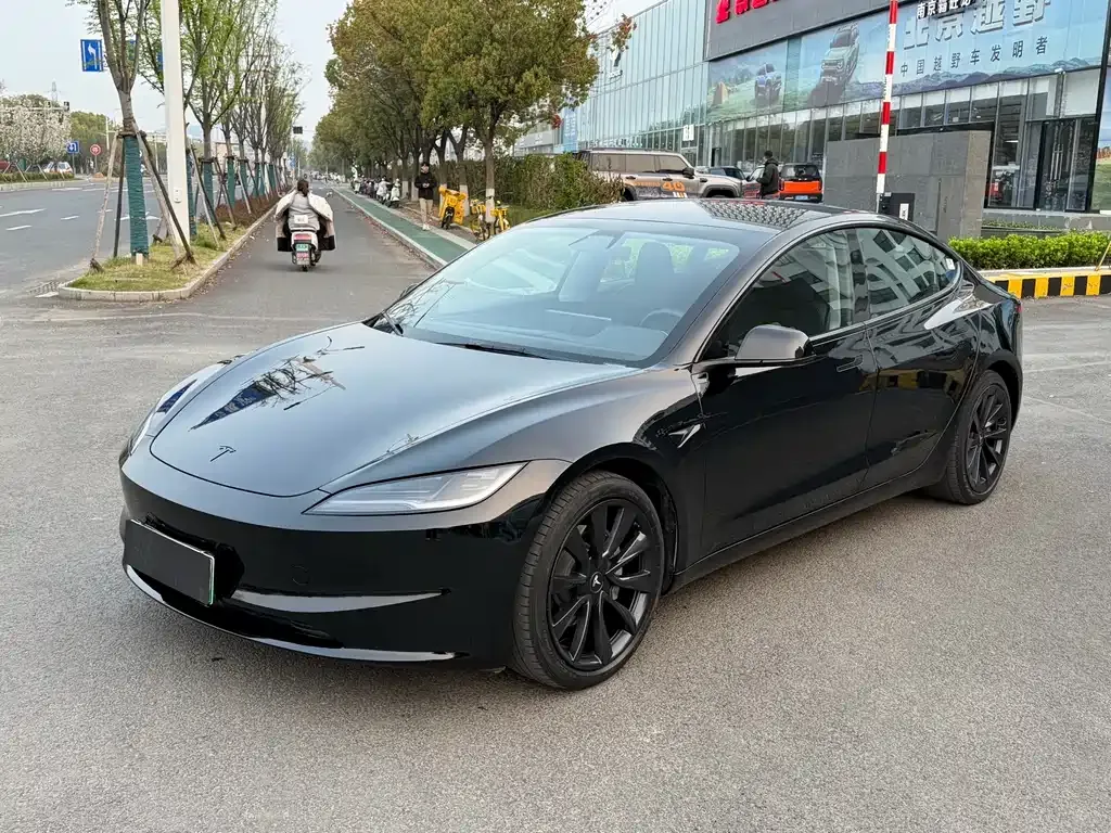 Tesla Model 3 — фото 1