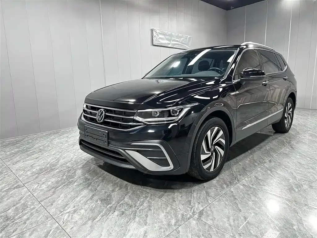 Volkswagen Tiguan L — фото 1