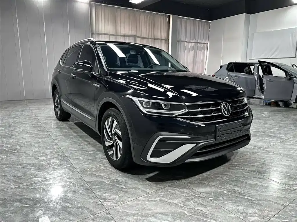 Volkswagen Tiguan L — фото 10