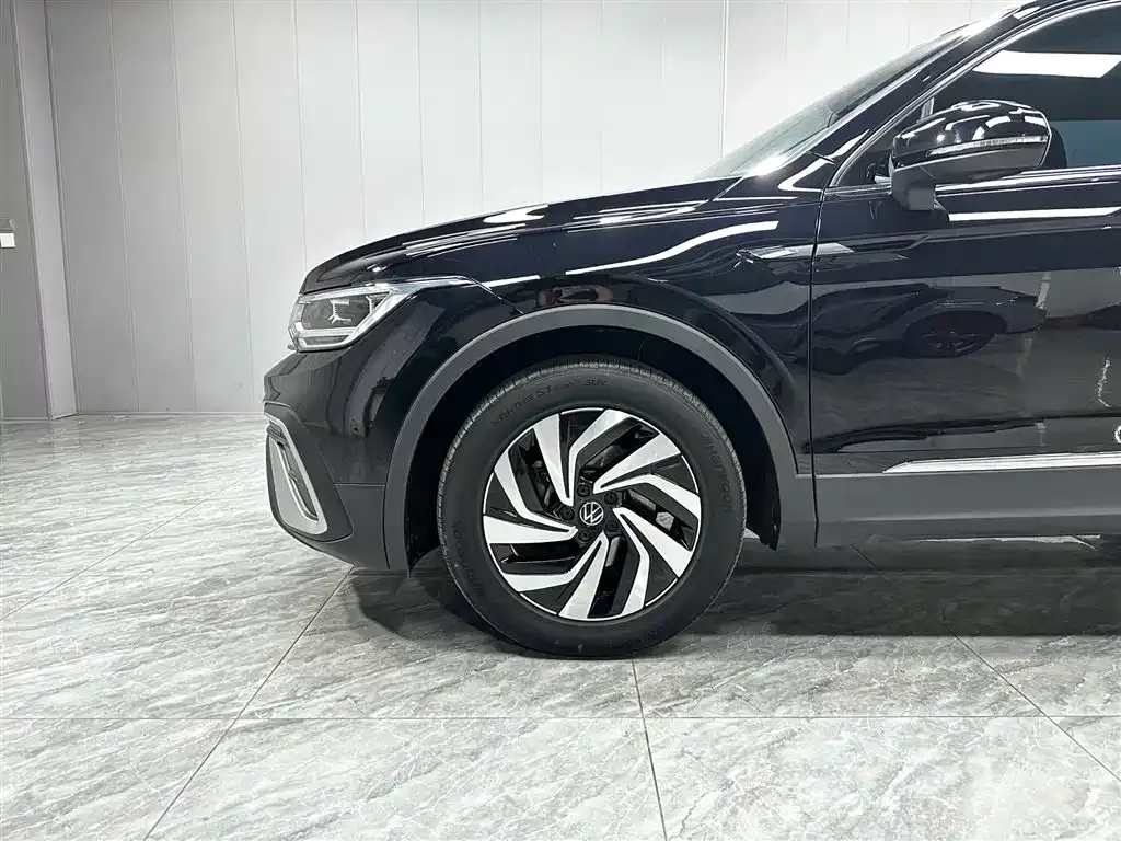 Volkswagen Tiguan L — фото 2