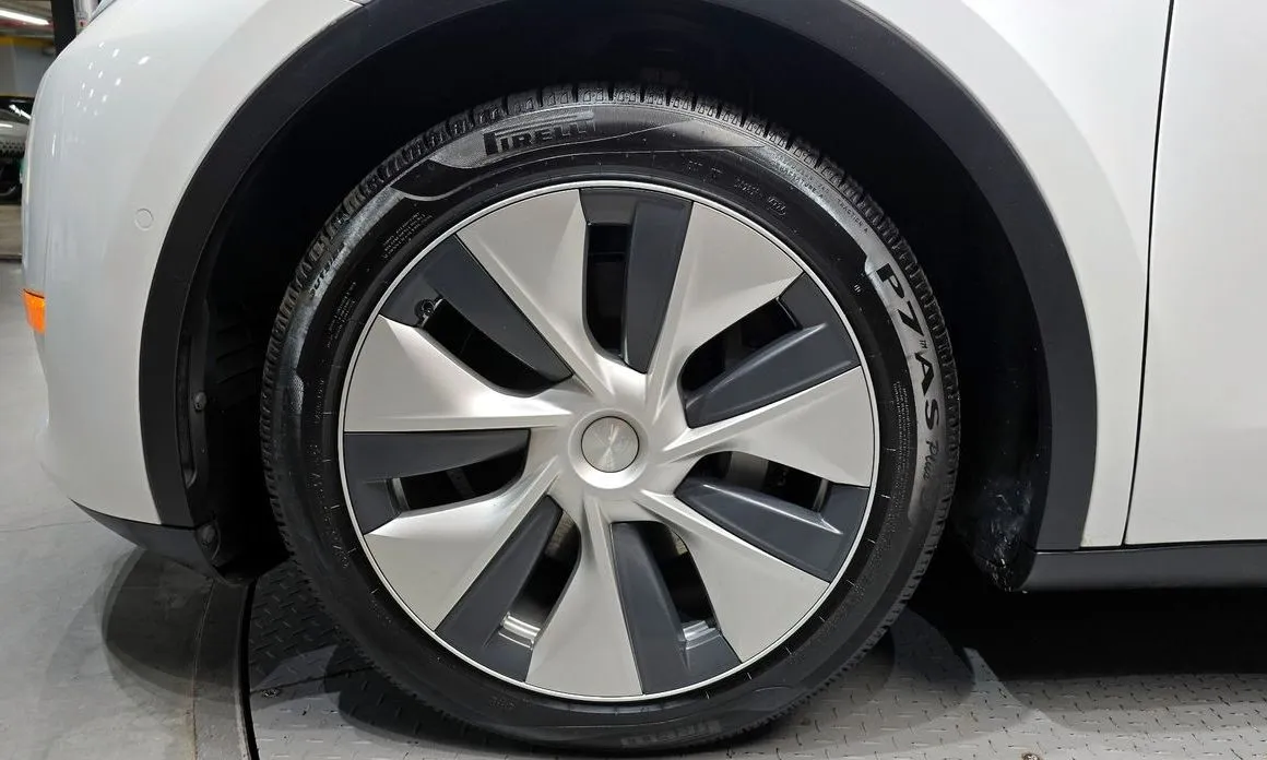 Tesla Model Y — фото 10