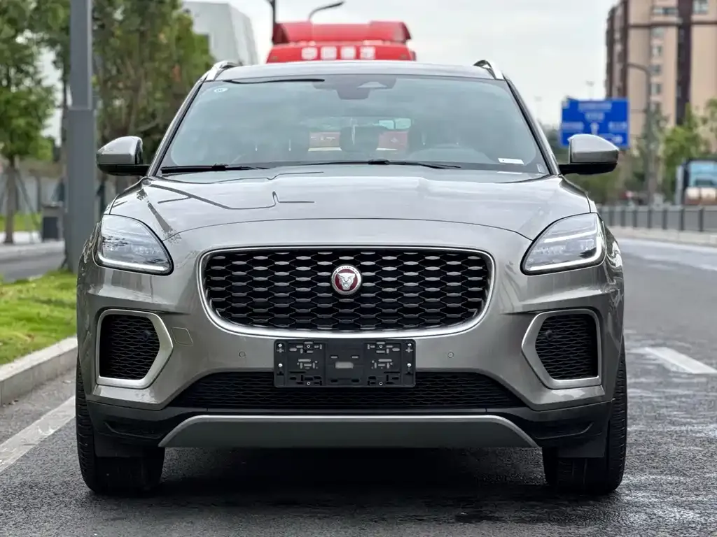 Jaguar E-PACE — фото 8