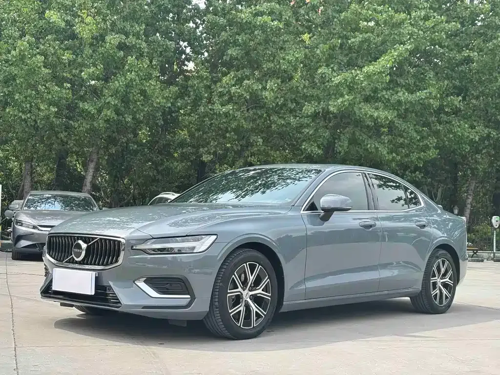 Volvo S60 — фото 1