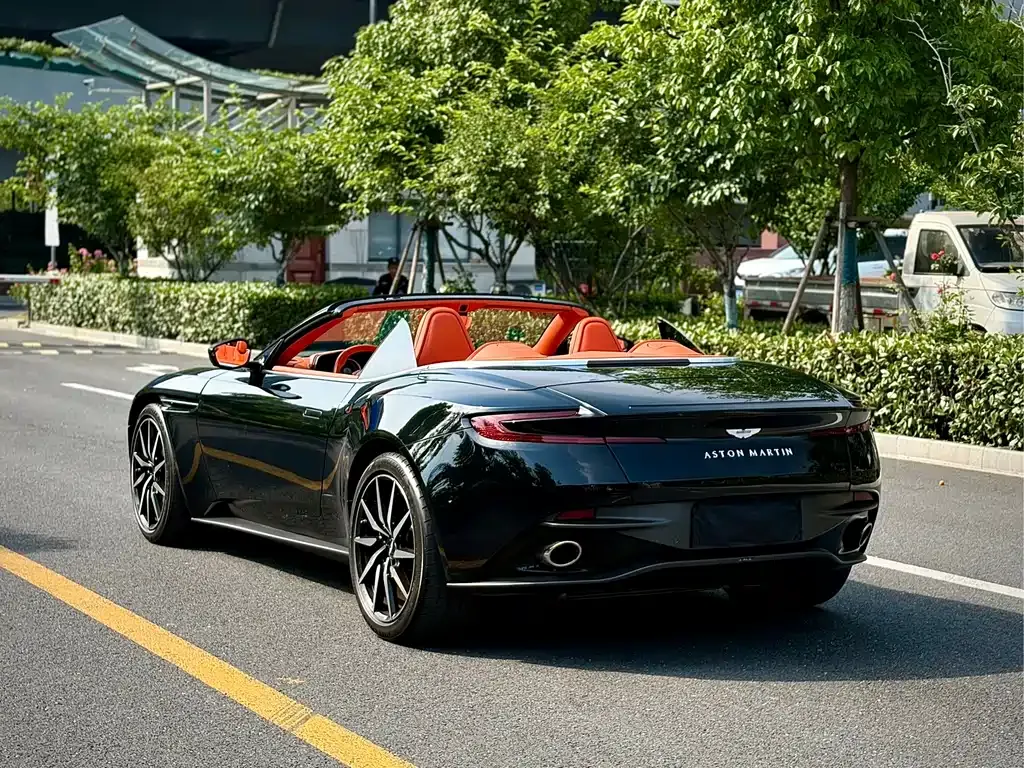 Aston Martin DB11 — фото 7