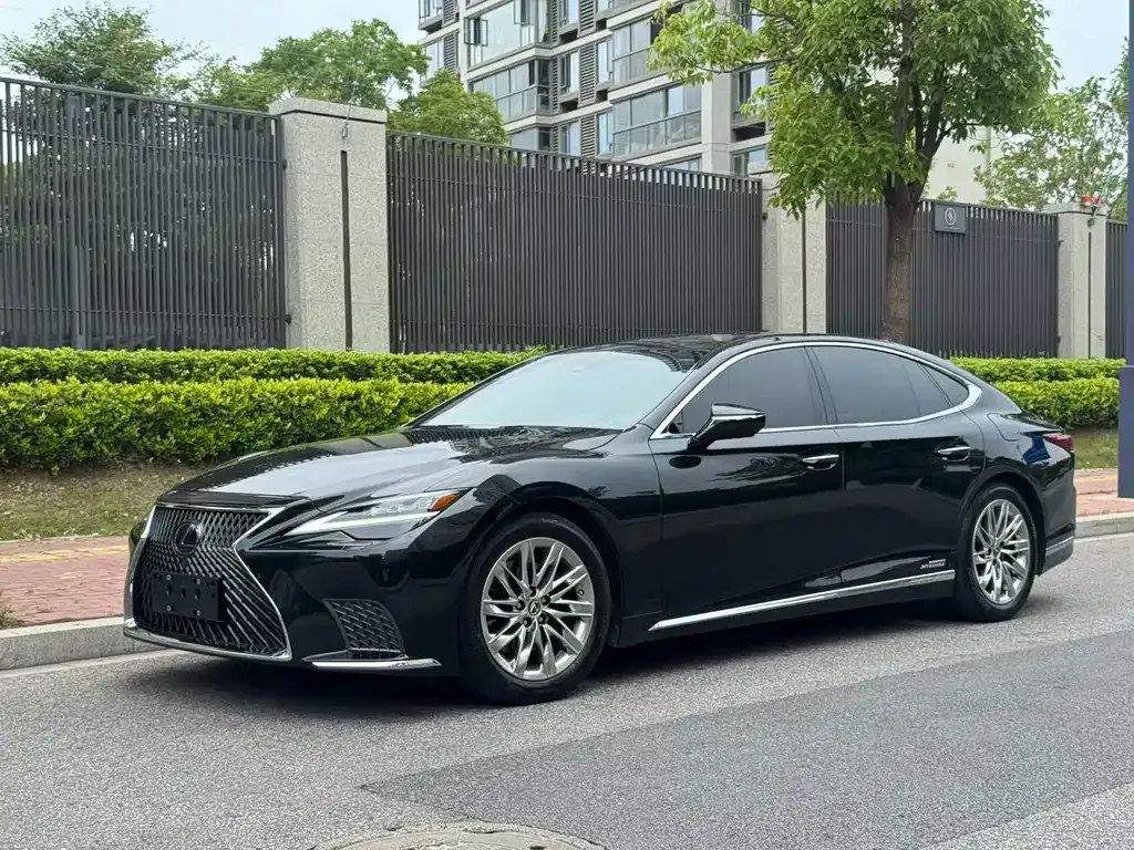 Lexus LS — фото 1