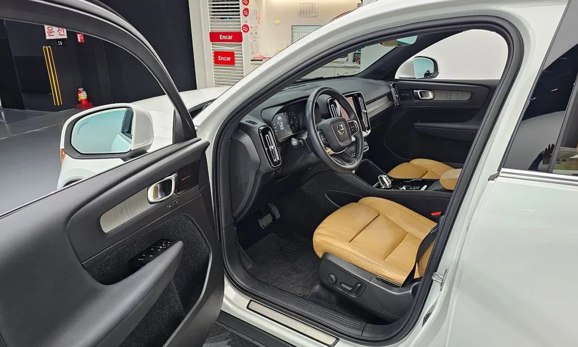 Volvo XC40 — фото 10