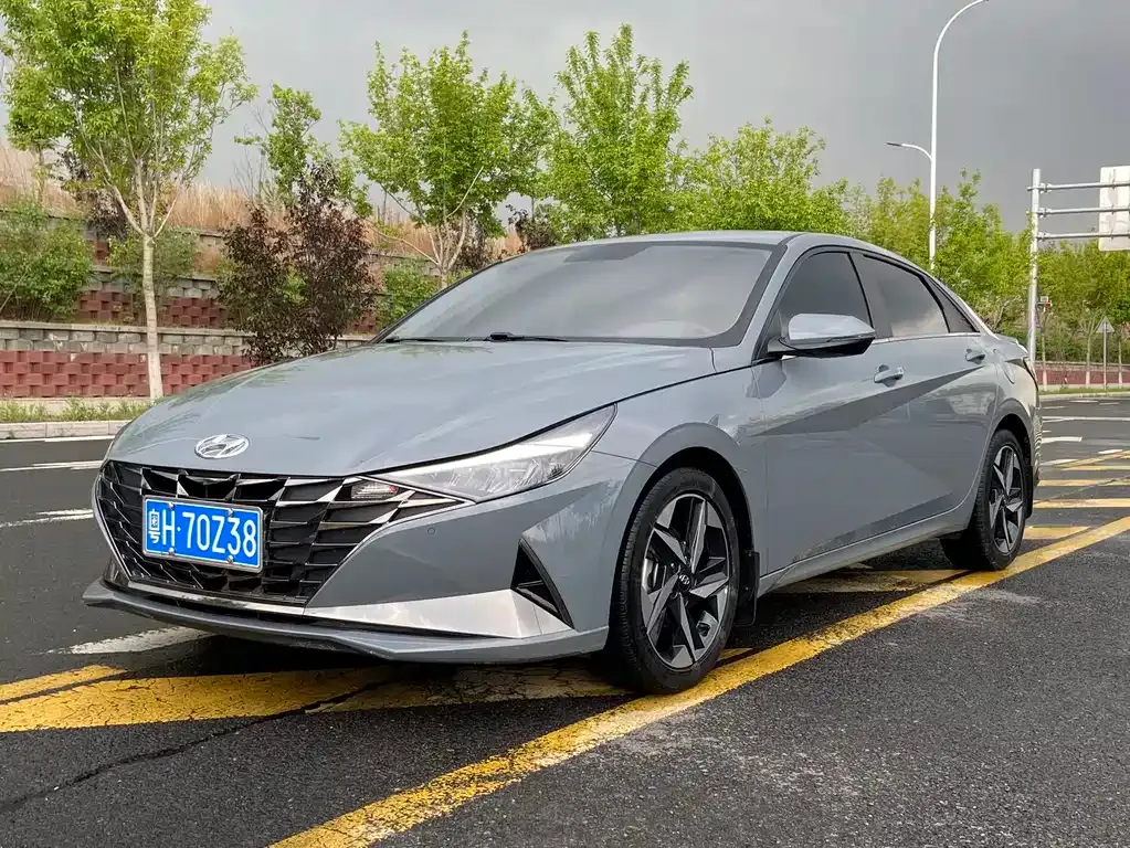 Hyundai Elantra — фото 1