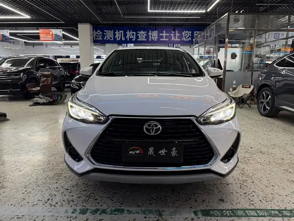 Toyota Yaris L — фото 4