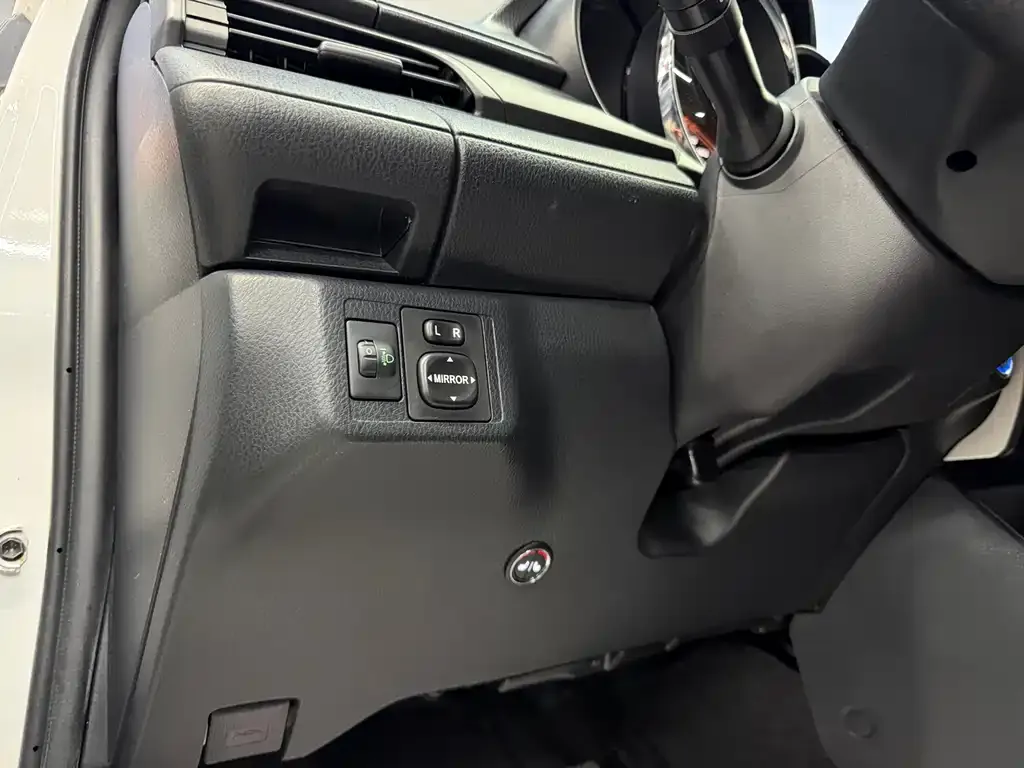 Toyota Yaris L — фото 2