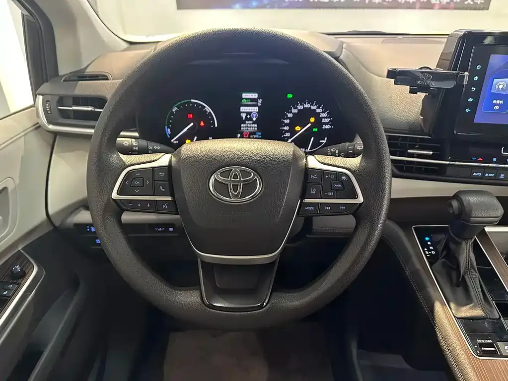 Toyota Sienna — фото 3