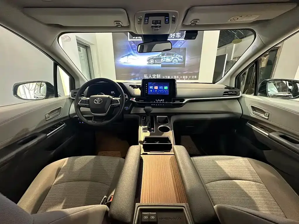 Toyota Sienna — фото 8