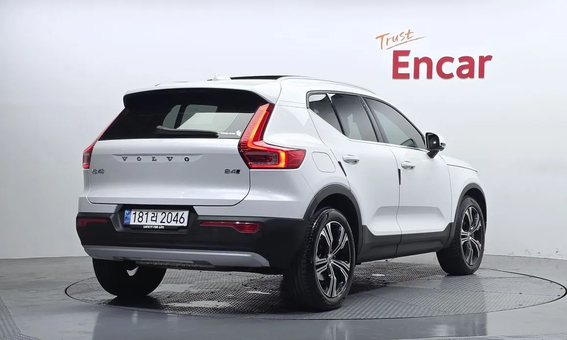 Volvo XC40 — фото 8