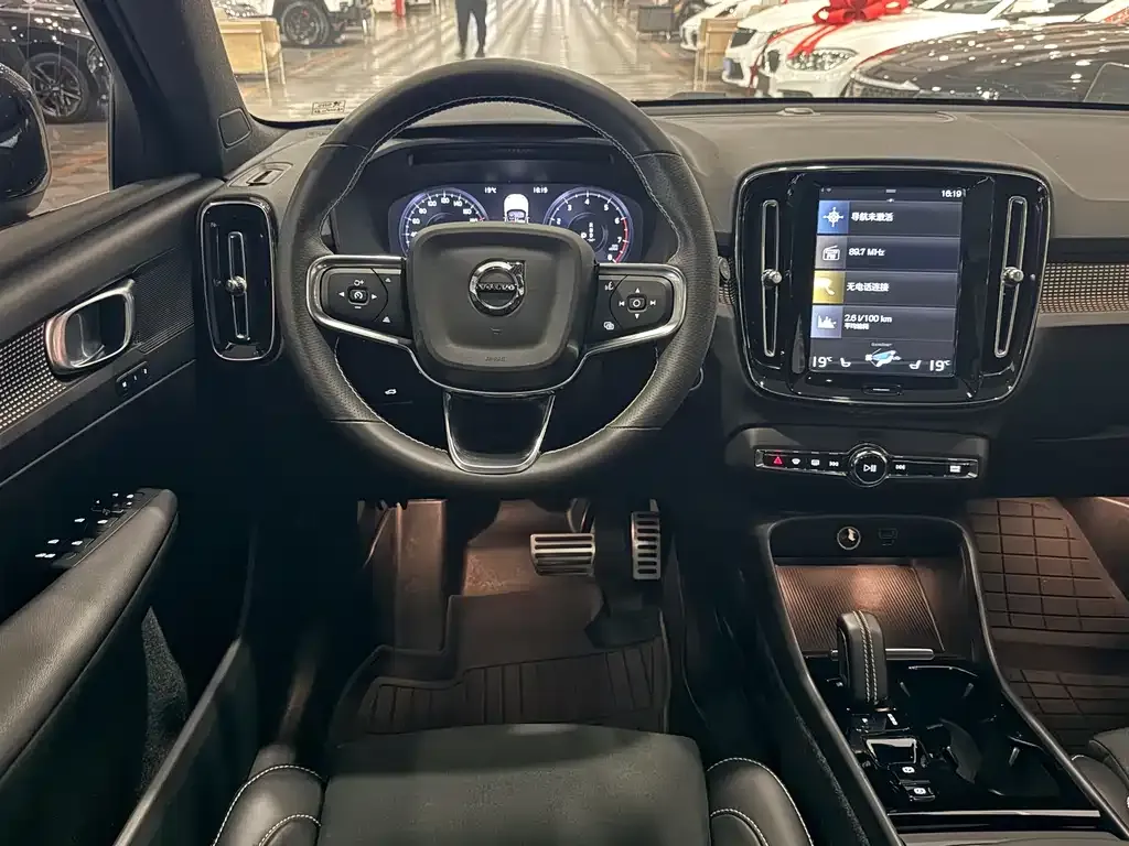 Volvo XC40 — фото 2