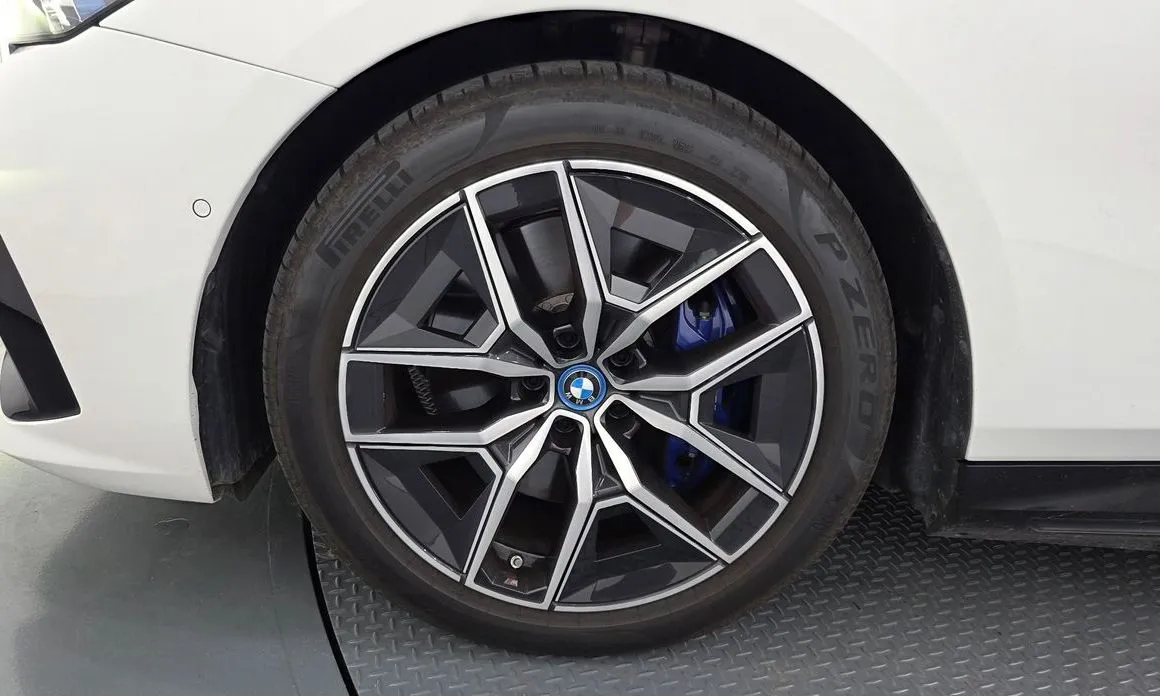 BMW i5 — фото 5