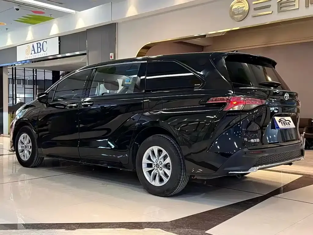 Toyota Granvia — фото 3