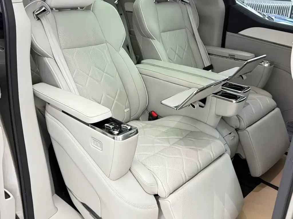 Volvo EM90 — фото 10