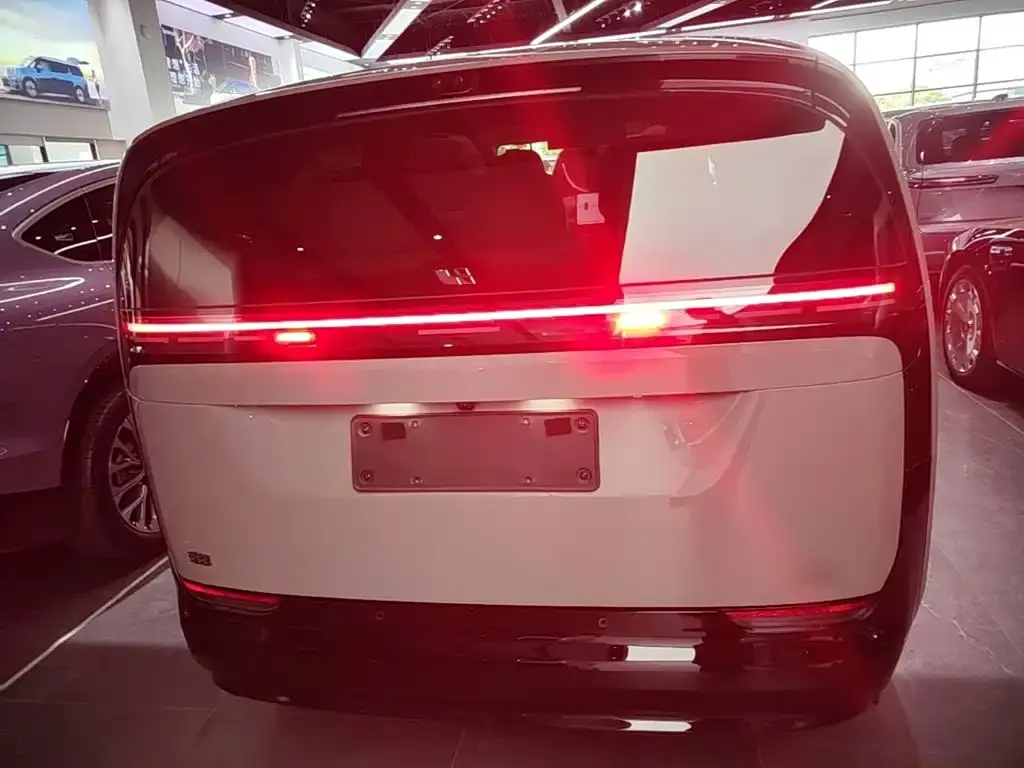 Li Auto MEGA — фото 6