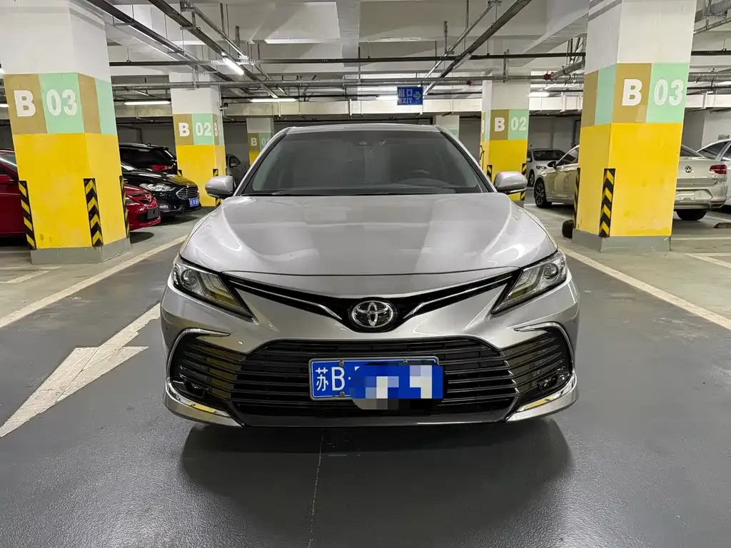 Toyota Camry — фото 1