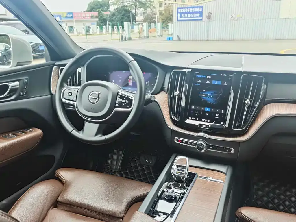 Volvo XC60 — фото 4