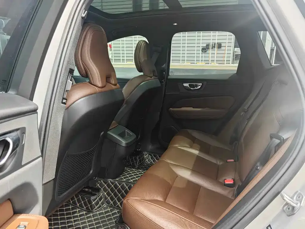 Volvo XC60 — фото 10
