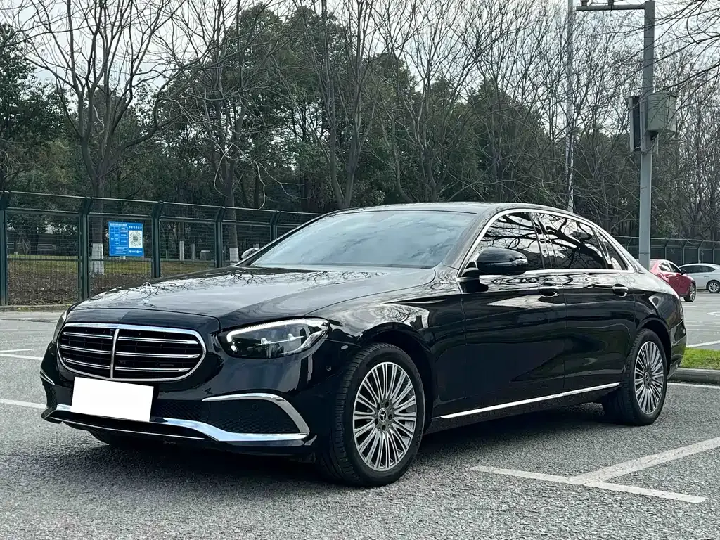 Mercedes-Benz E-Class — фото 1