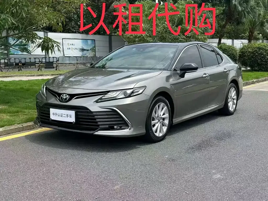 Toyota Camry — фото 1