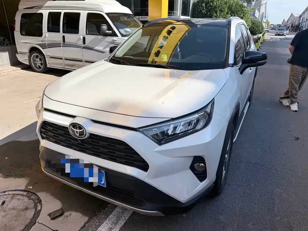 Toyota RAV4 — фото 1