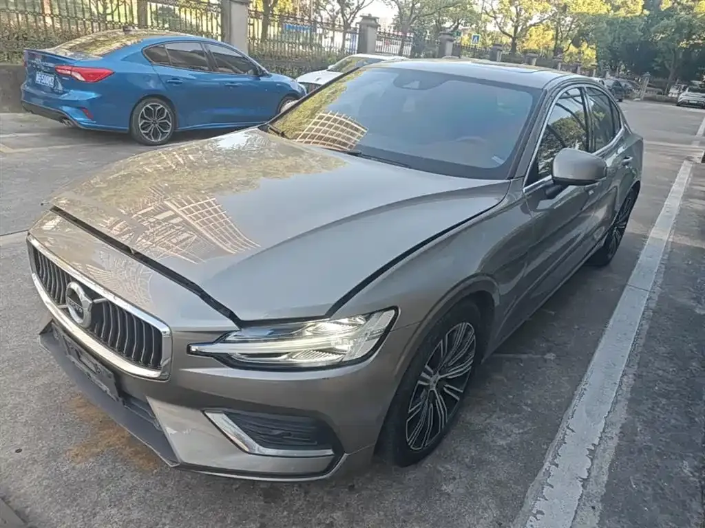 Volvo S60 — фото 1