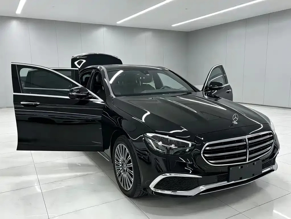 Mercedes-Benz E-Class — фото 1