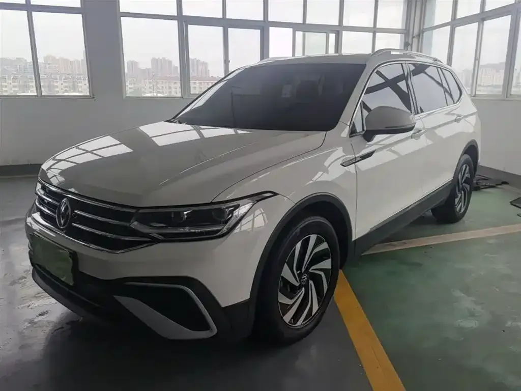 Volkswagen Tiguan L — фото 1